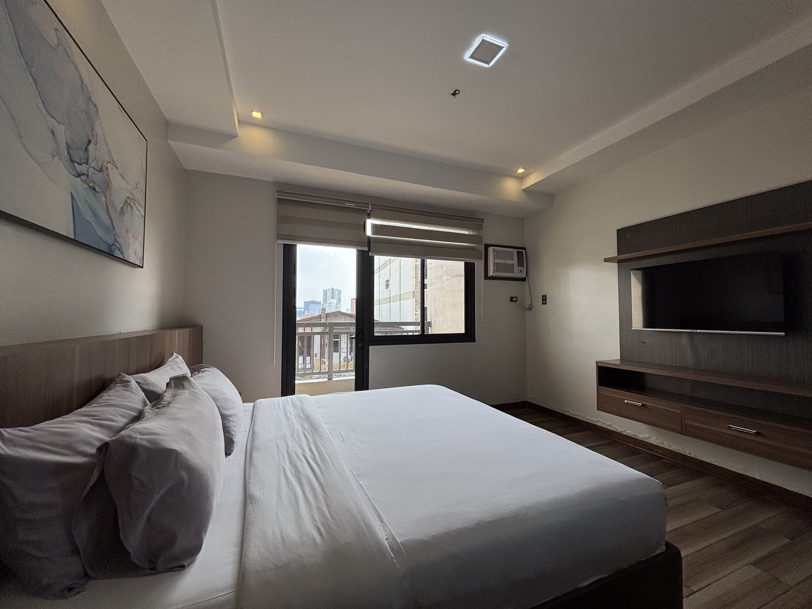 Deluxe King w/ Balcony