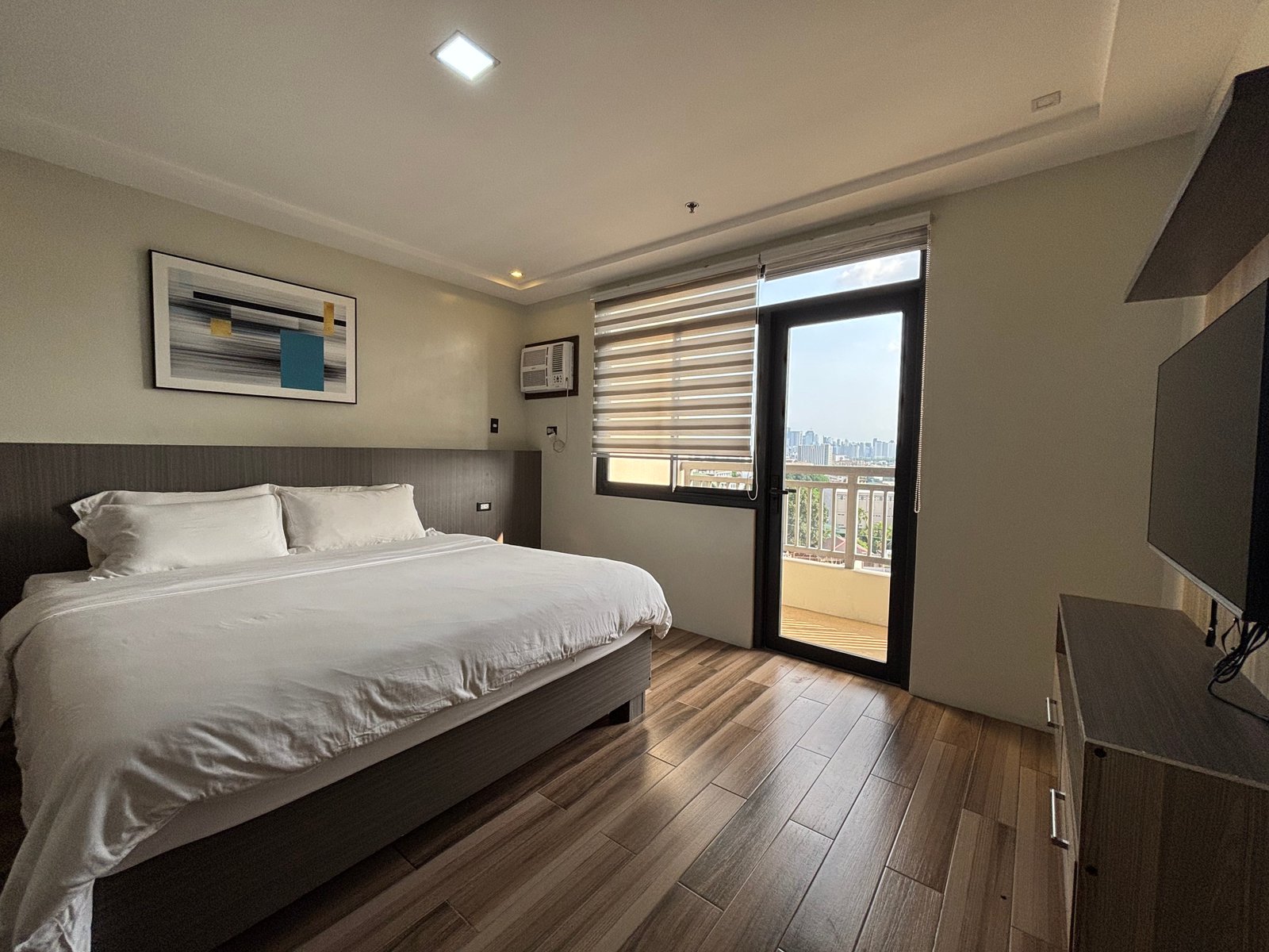 Family Room (1 King and 1 Single)